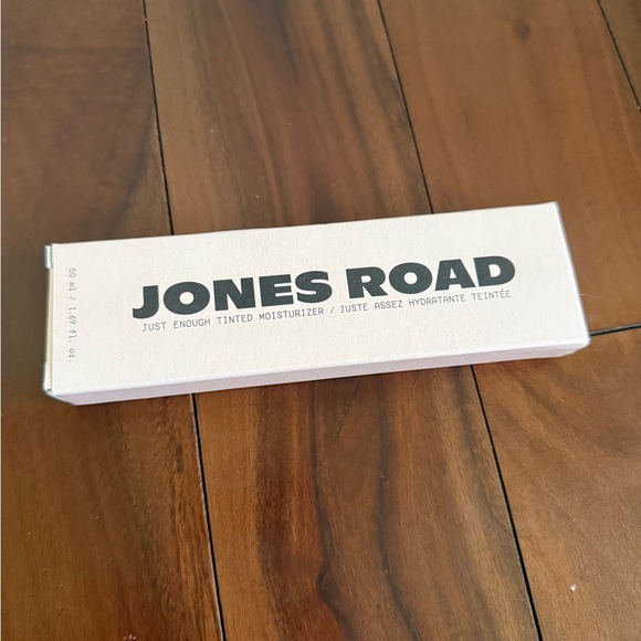 Jones Road Just Enough Tinted Moisturizer Beige - Picture 7 of 8